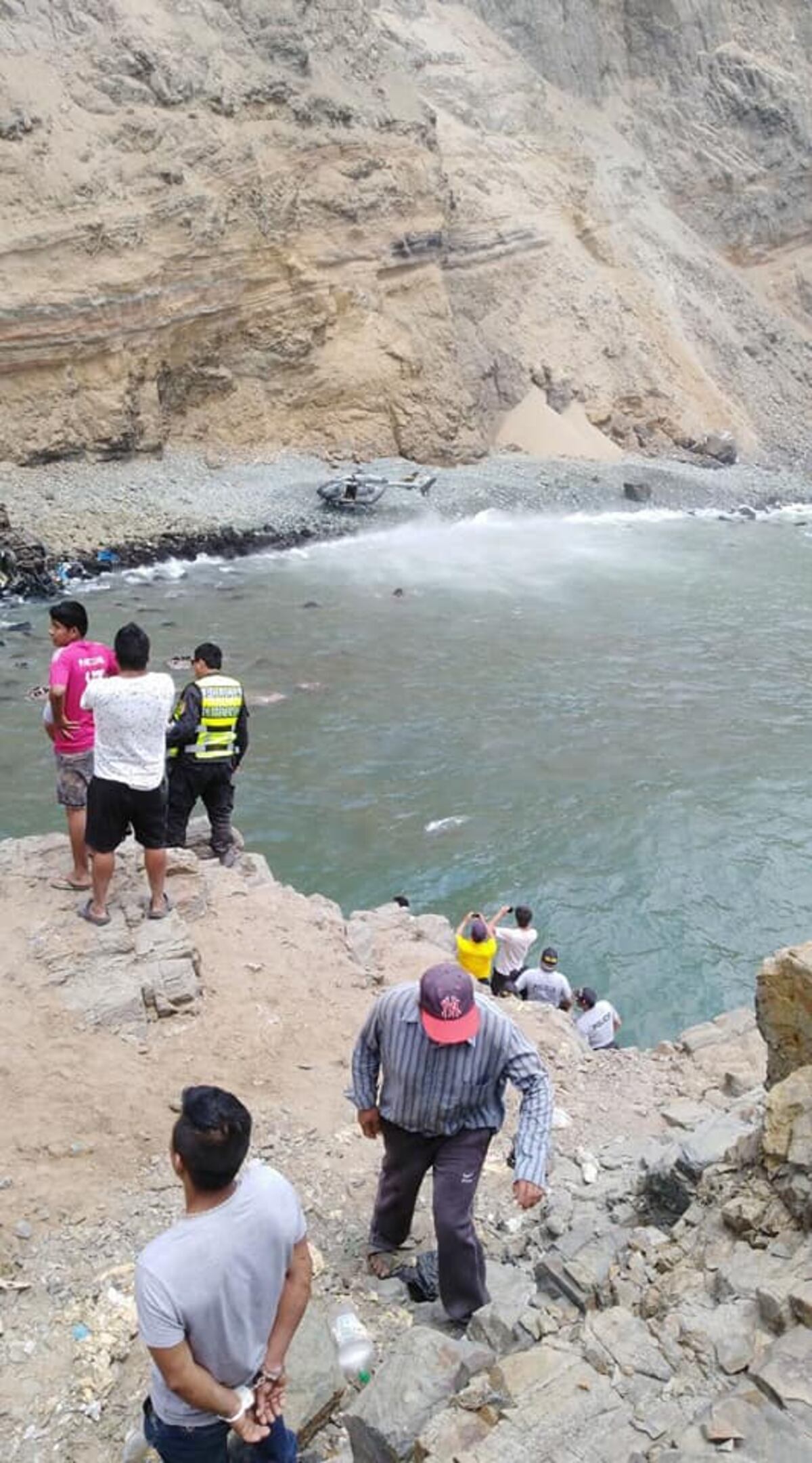 ¡TRAGEDIA EN PERÚ! Bus cae por precipicio y mueren 25 personas (FOTOS)