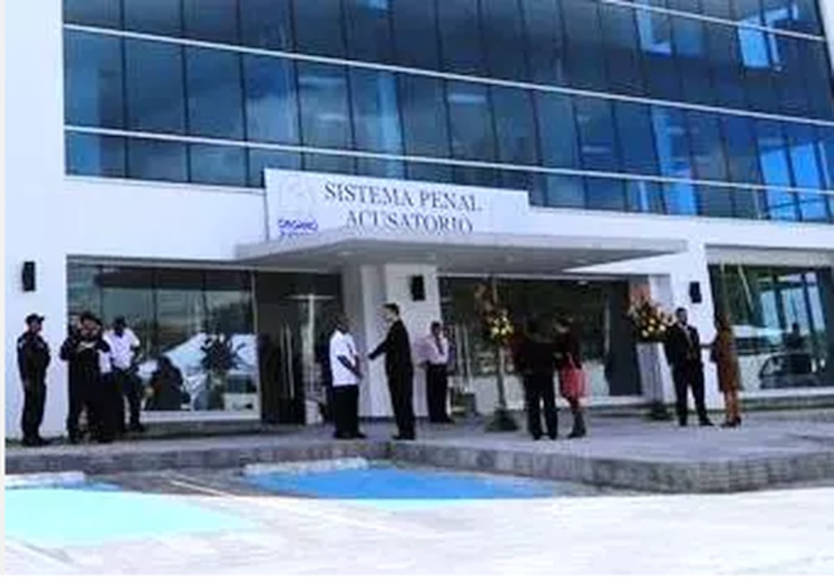 Dijo que su bebé se había caído de una silla, pero lo mató a golpes 