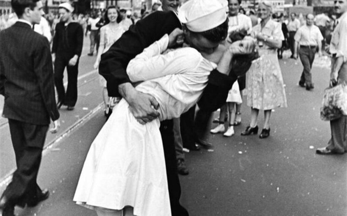 Muere el legendario 'marinero besucón' de Times Square