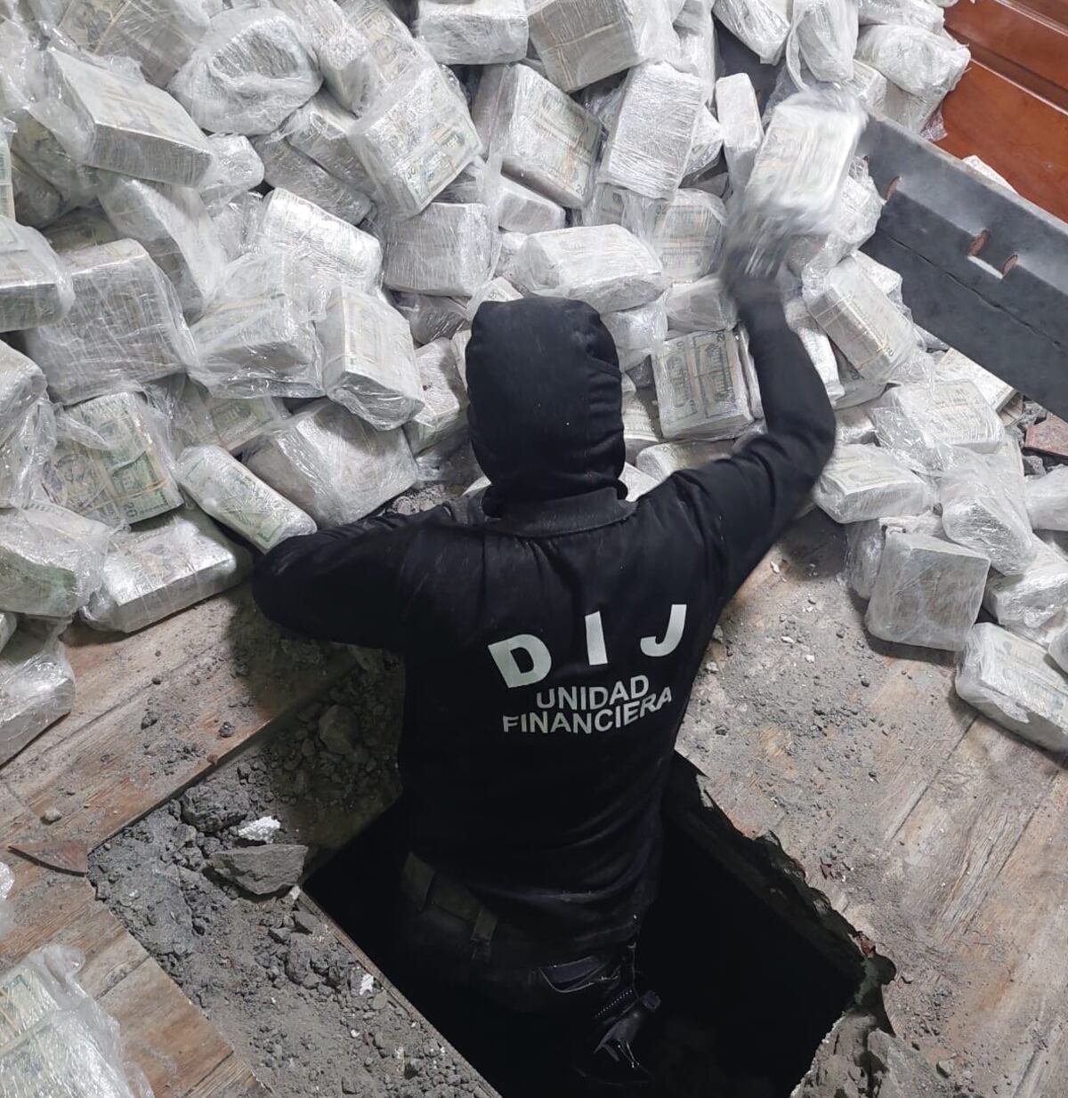 Policía incauta más dinero debajo del piso de una casa en Colón, es parte de la operación ‘Fisher’. Video