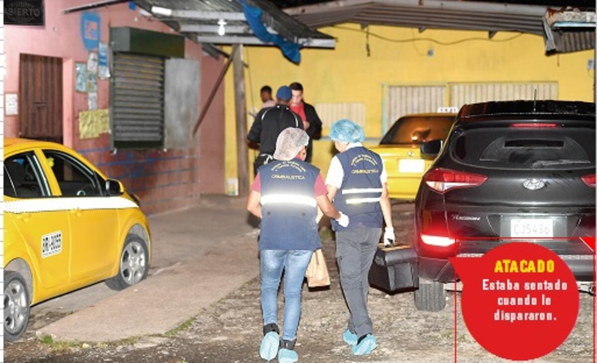 Le dan por detrás. Muere sentado en una silla