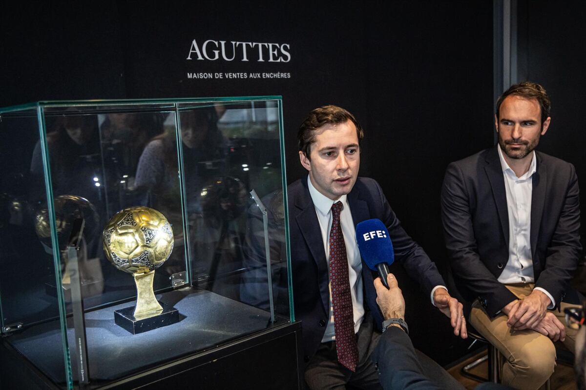 Subastarán Balón de Oro de Maradona