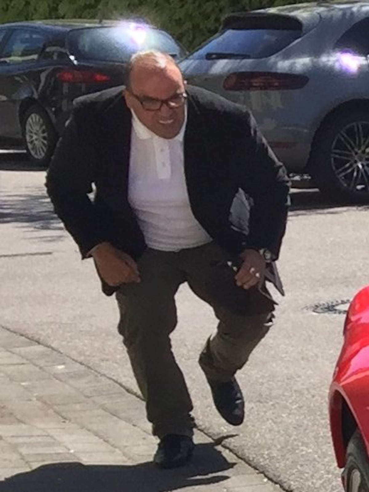 Hombre se roba un Ferrari... y aún no lo alcanzan