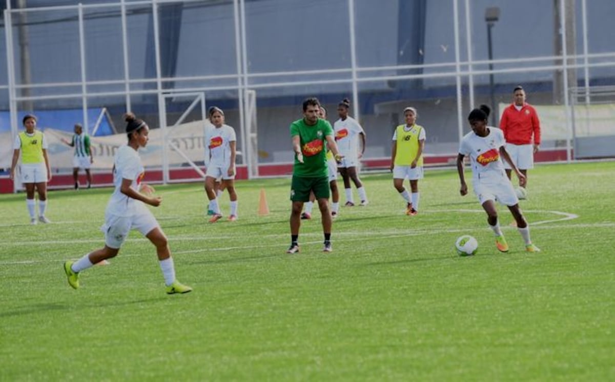 Ni el inclemente calor detiene a las chicas