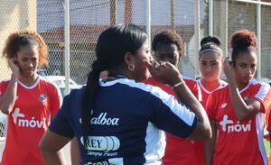 Raiza pide ‘buen toque’ y ‘agresividad’ a las chicas