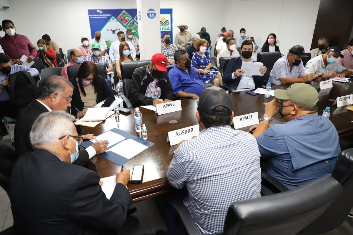 Se salvó el arroz con pollo. Autoridades y productores acuerdan importar 600  mil quintales del grano