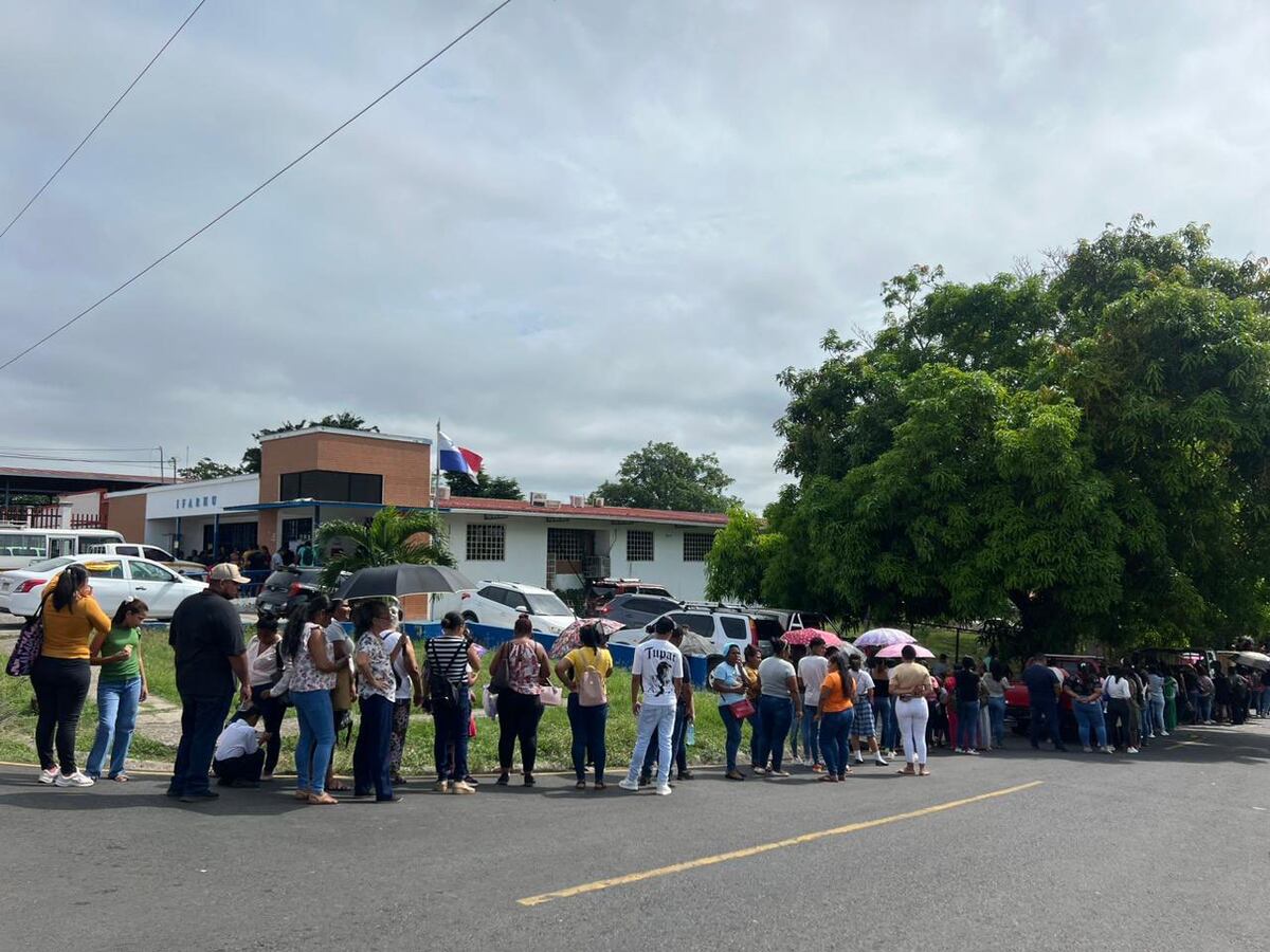 Ifarhu inicia jornada de pagos con largas filas y quejas de acudientes