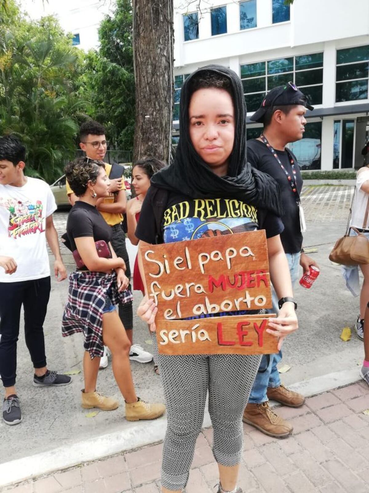 Aspirante a diputado se besa con otro frente iglesia.El mismo que se desnudó