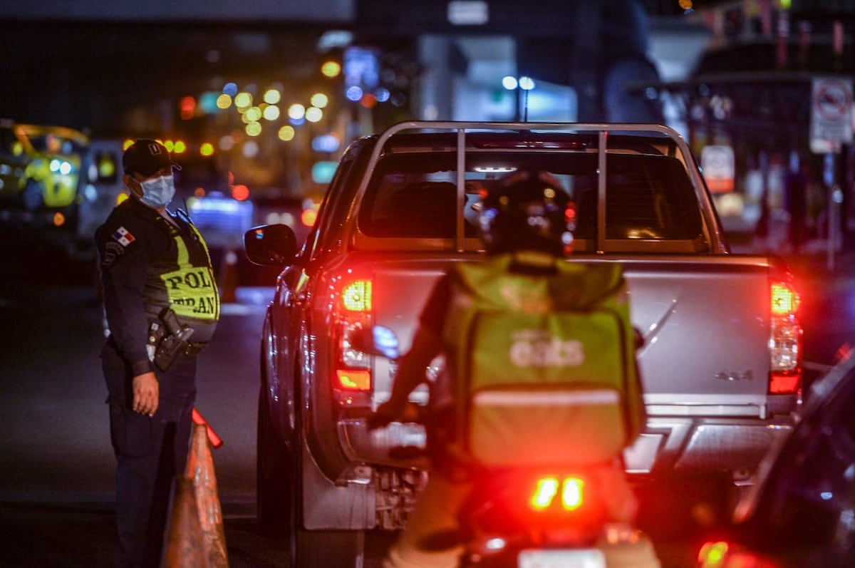 Insisten en burlar las normas. Retienen a 206 personas durante el toque de queda