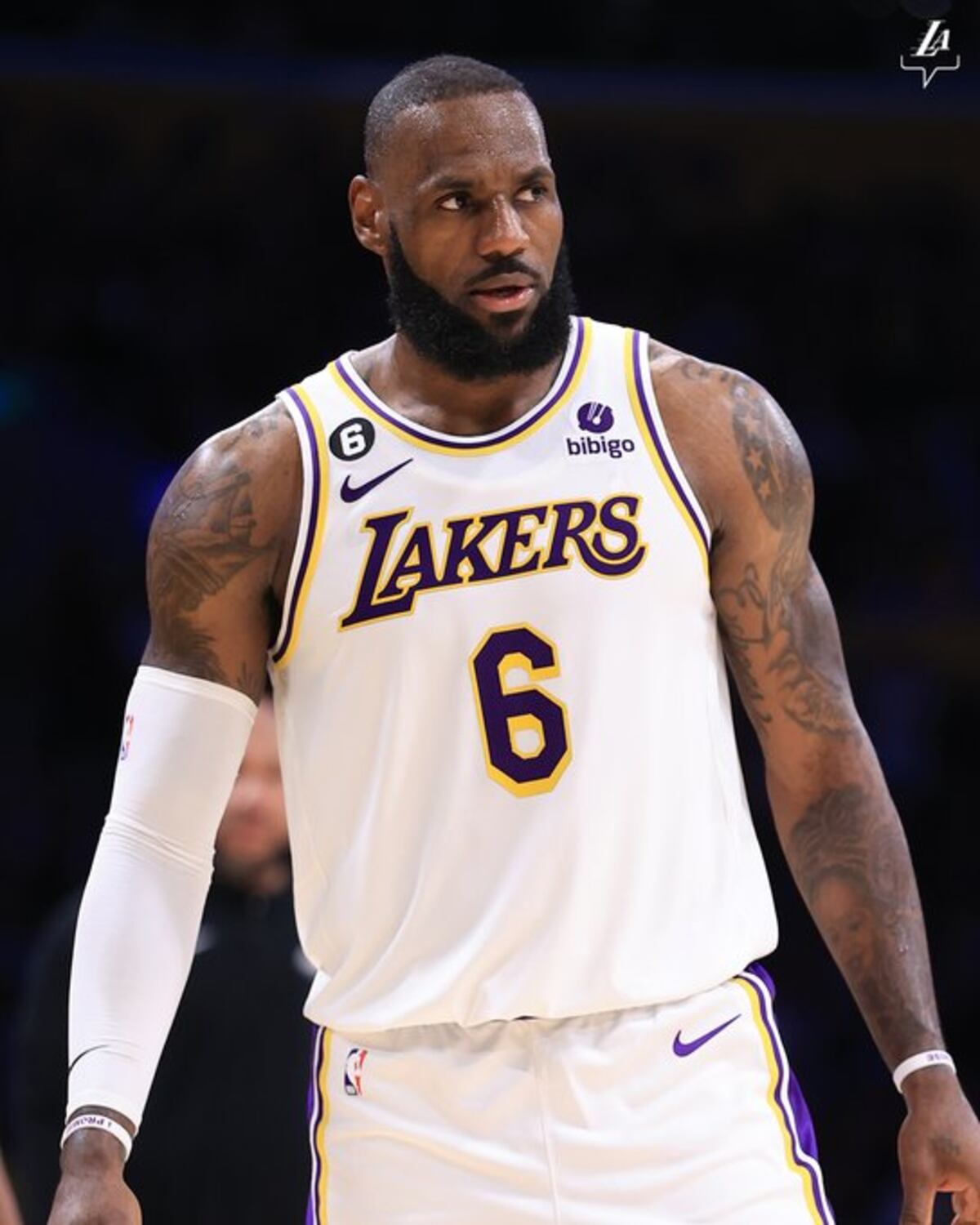 Los Lakers le dan paliza a los Warriors y lideran su serie de playoff en la NBA