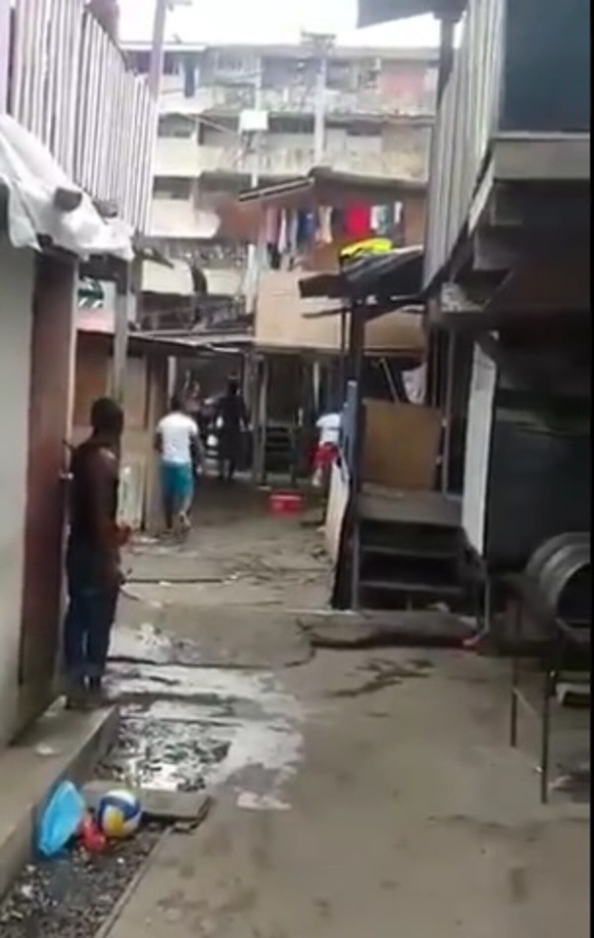 Hieren en el rostro a policía en Curundú. Le caen en pandilla. Video