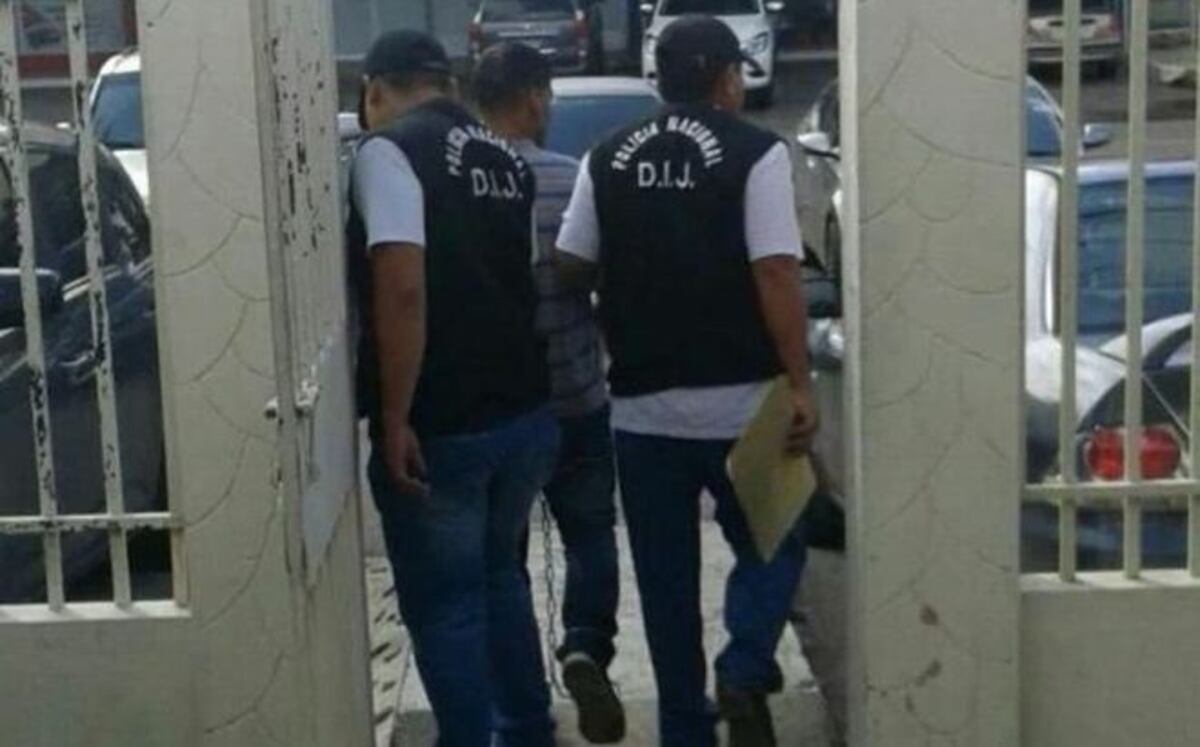 Le prometió un celular a cambio de noches de pasión