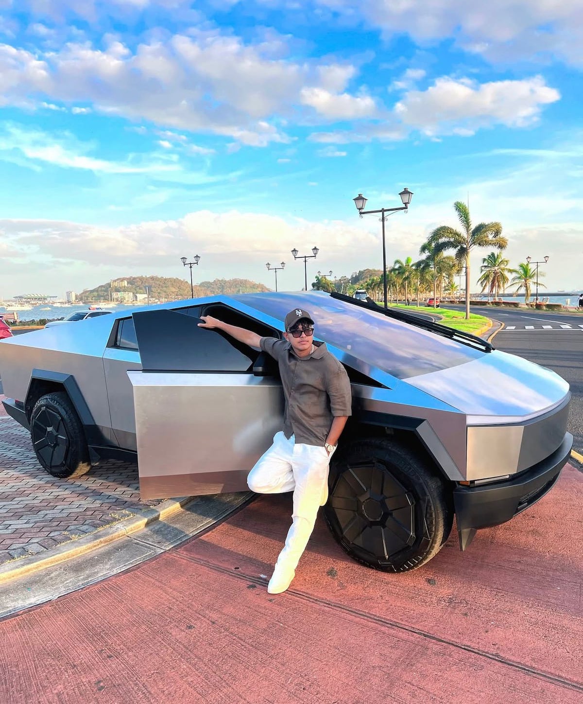 Yen Video celebra su cumpleaños con reflexión y presume su nueva Tesla Cybertruck