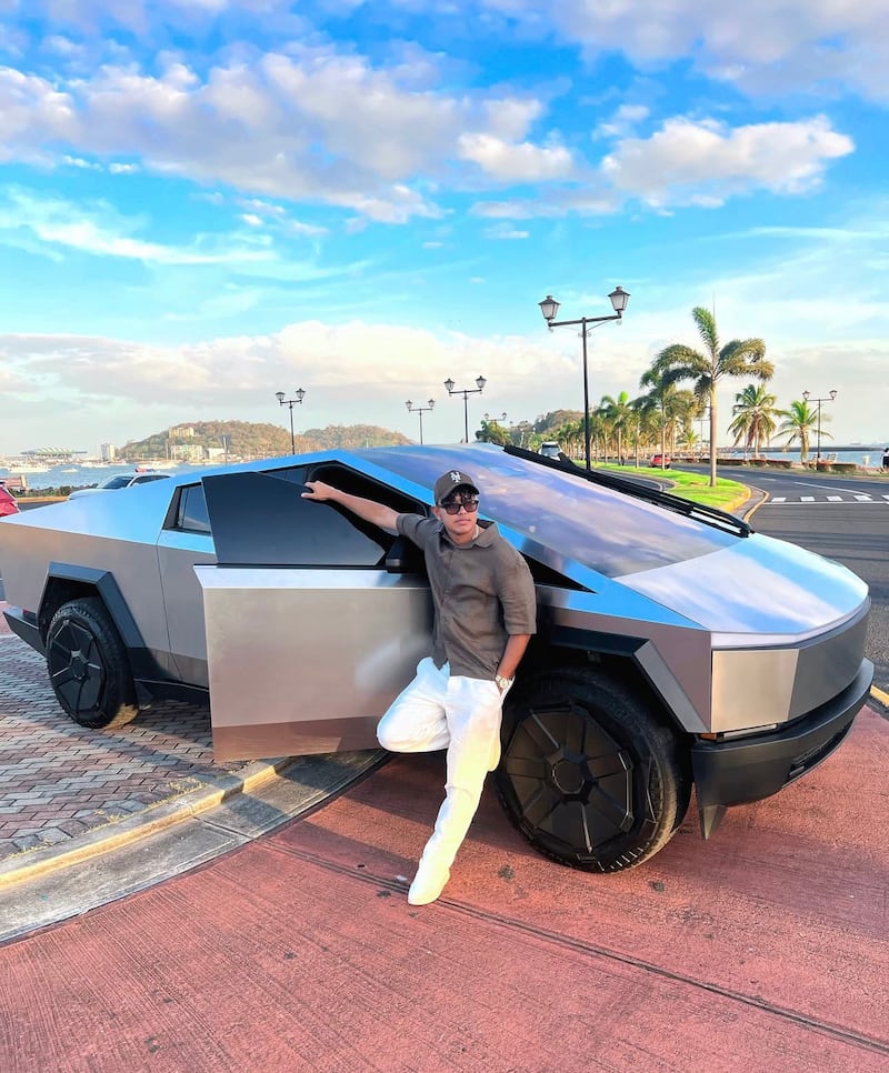 Yen Video celebra su cumpleaños con reflexión y presume su nueva Tesla Cybertruck