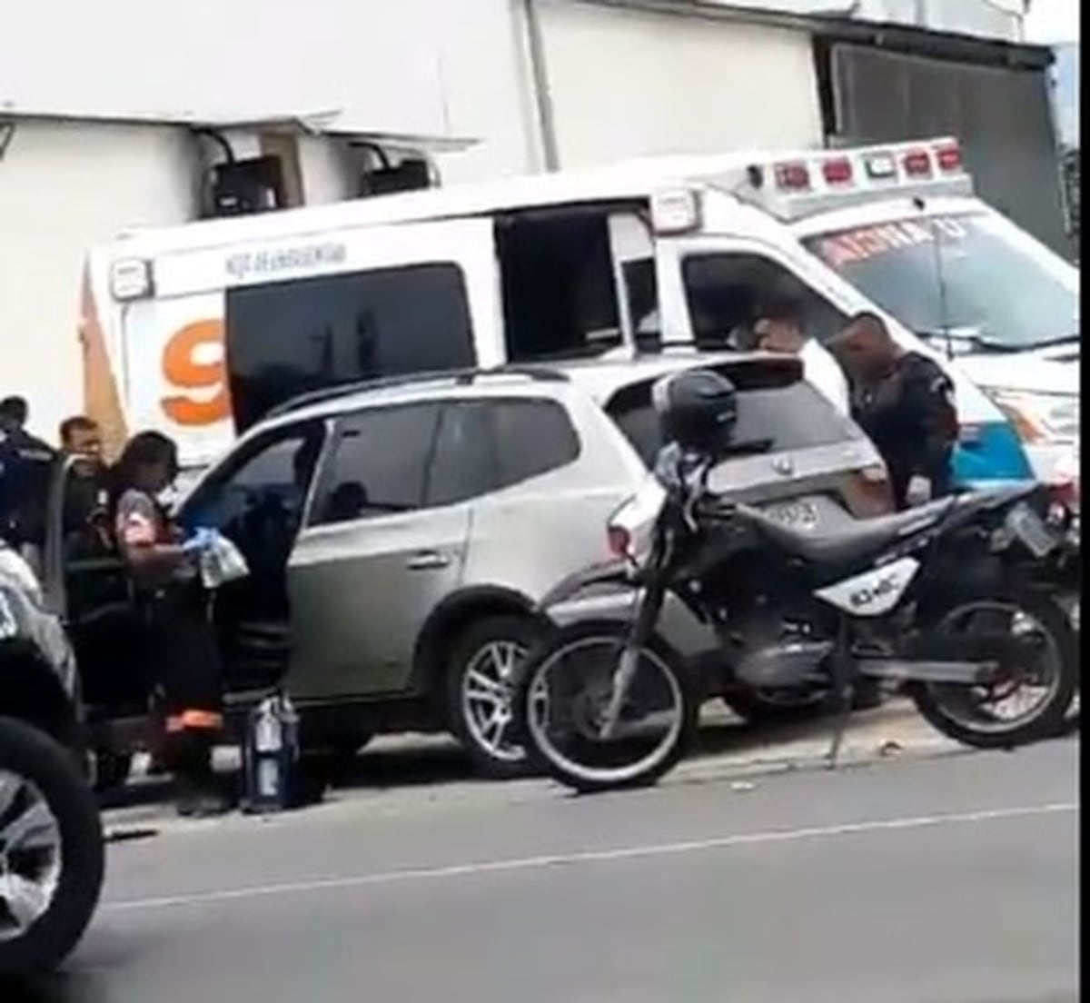 Dos hombres muertos iban de pasajeros y una mujer en el maletero | Video