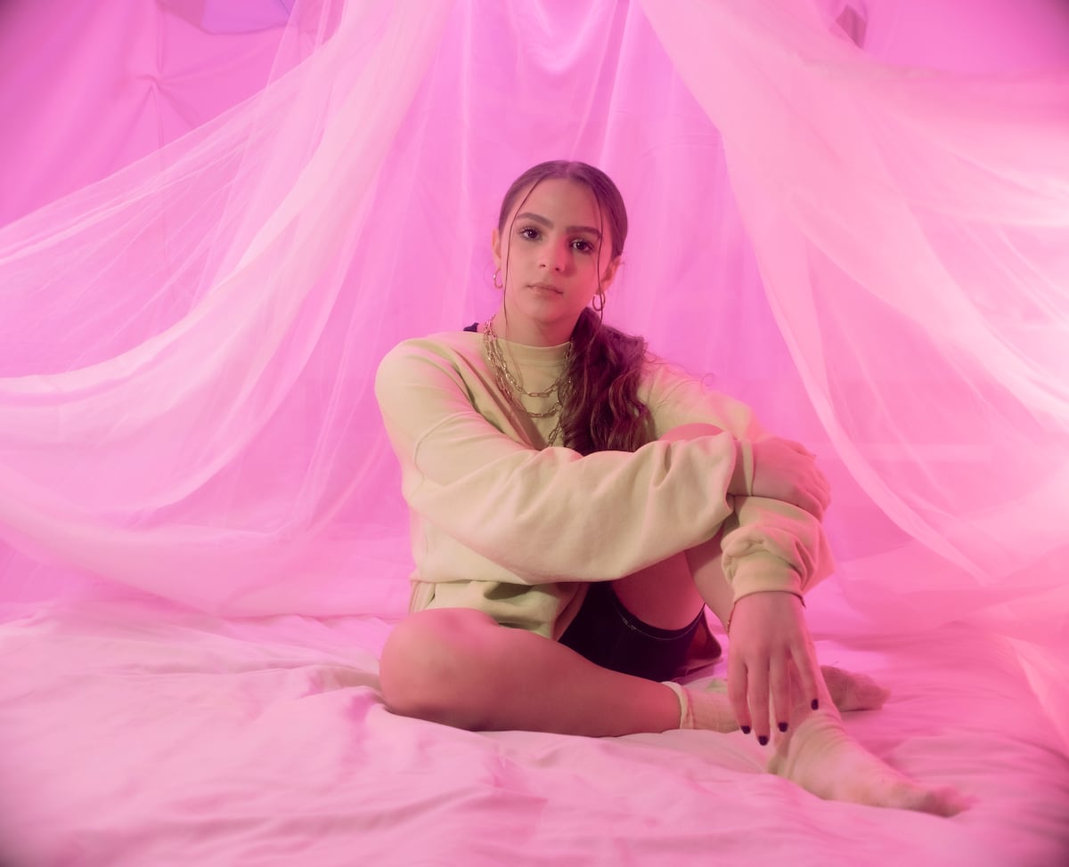 Yael Danon coquetea con el género urbano con ‘Extraño’ +Video 