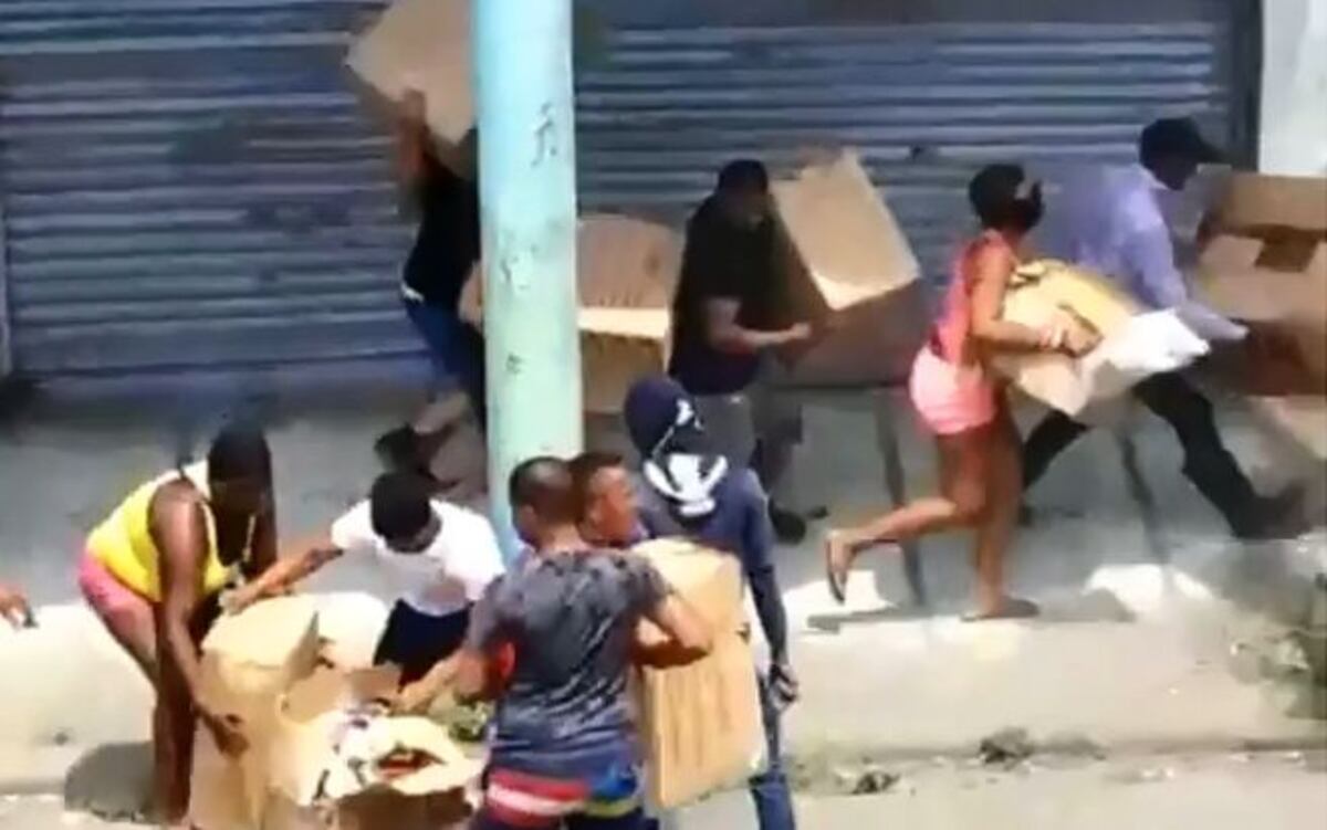 MARTES 13 de TERROR.Saquean comercios,vandalizan trenes y queman camión de la PN