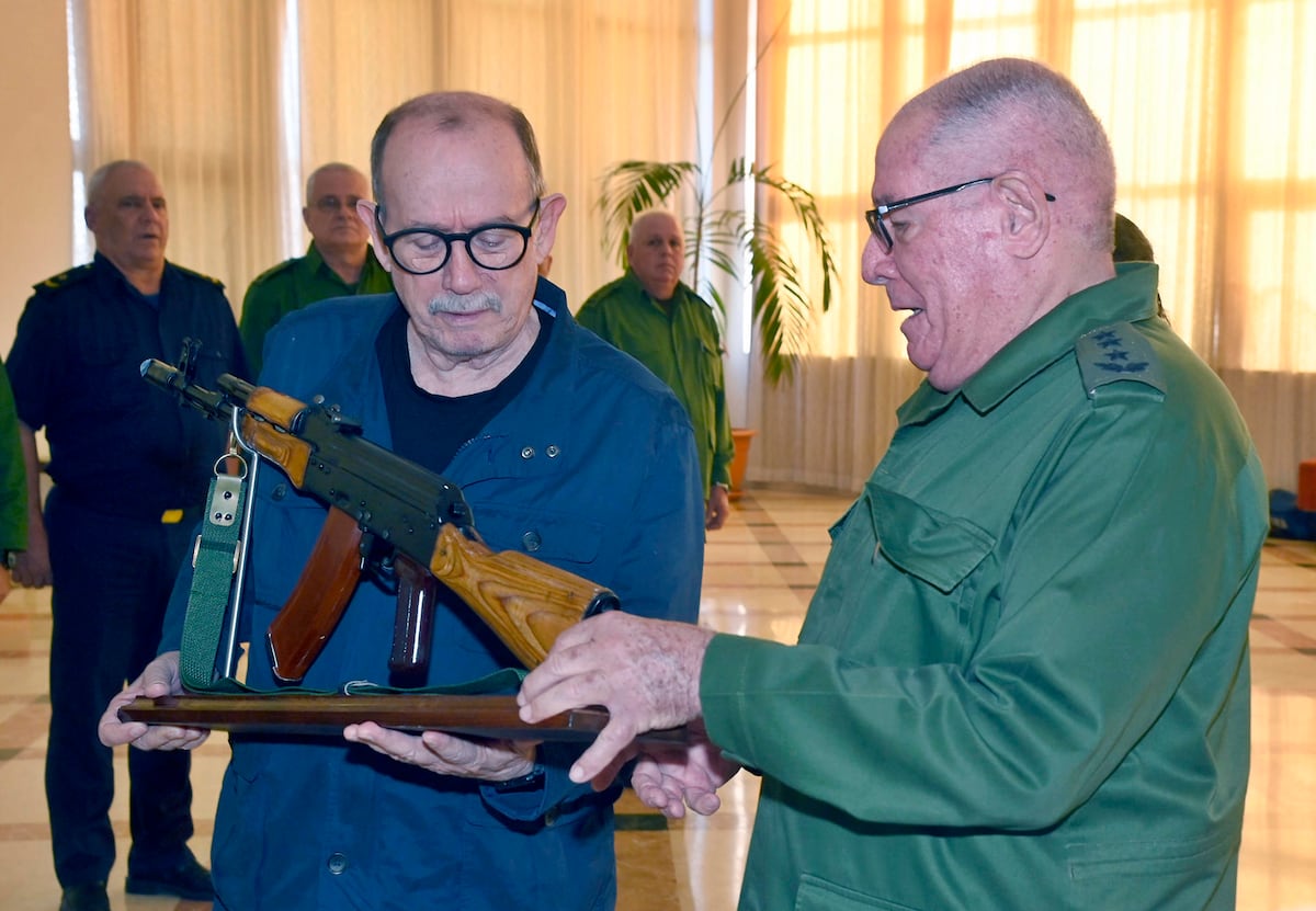 Silvio Rodríguez recibe un fusil AKM tras ofrecerse a defender Cuba