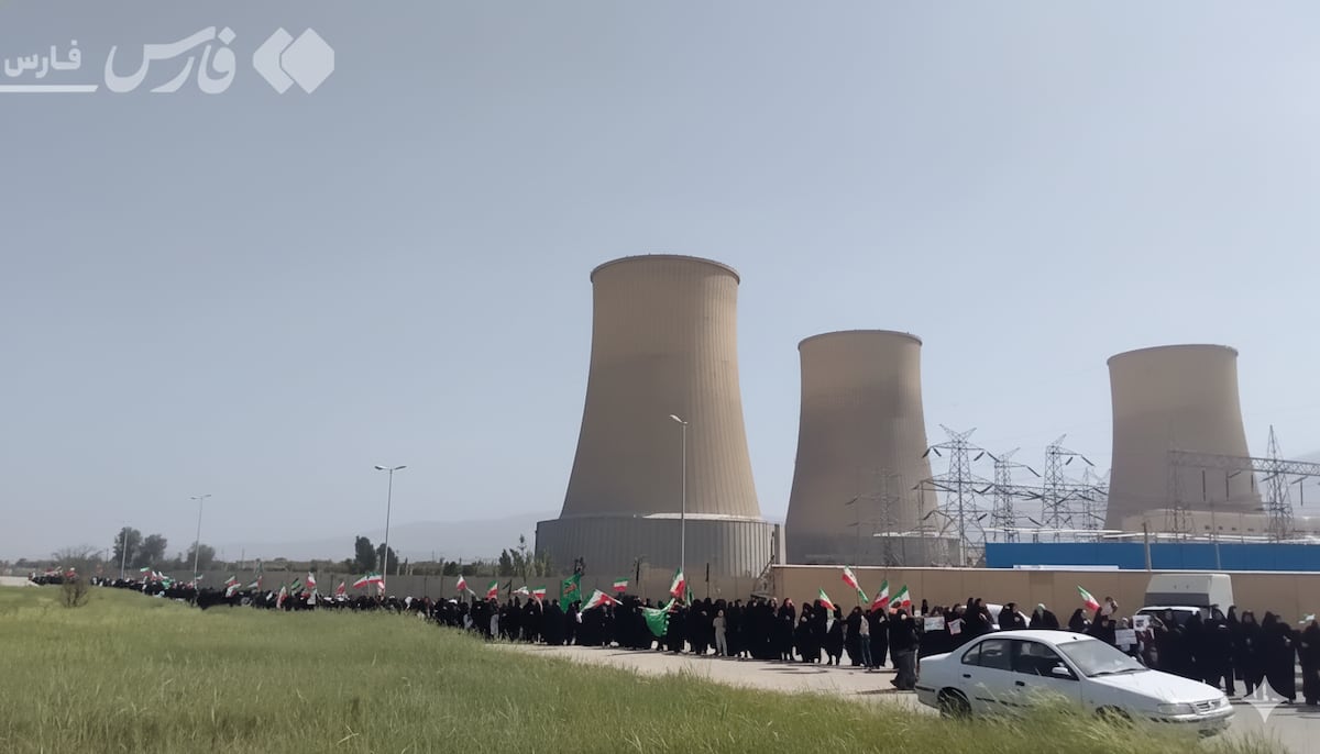 Alerta global: Mujeres y niños rodean plantas en Irán en plena tensión global