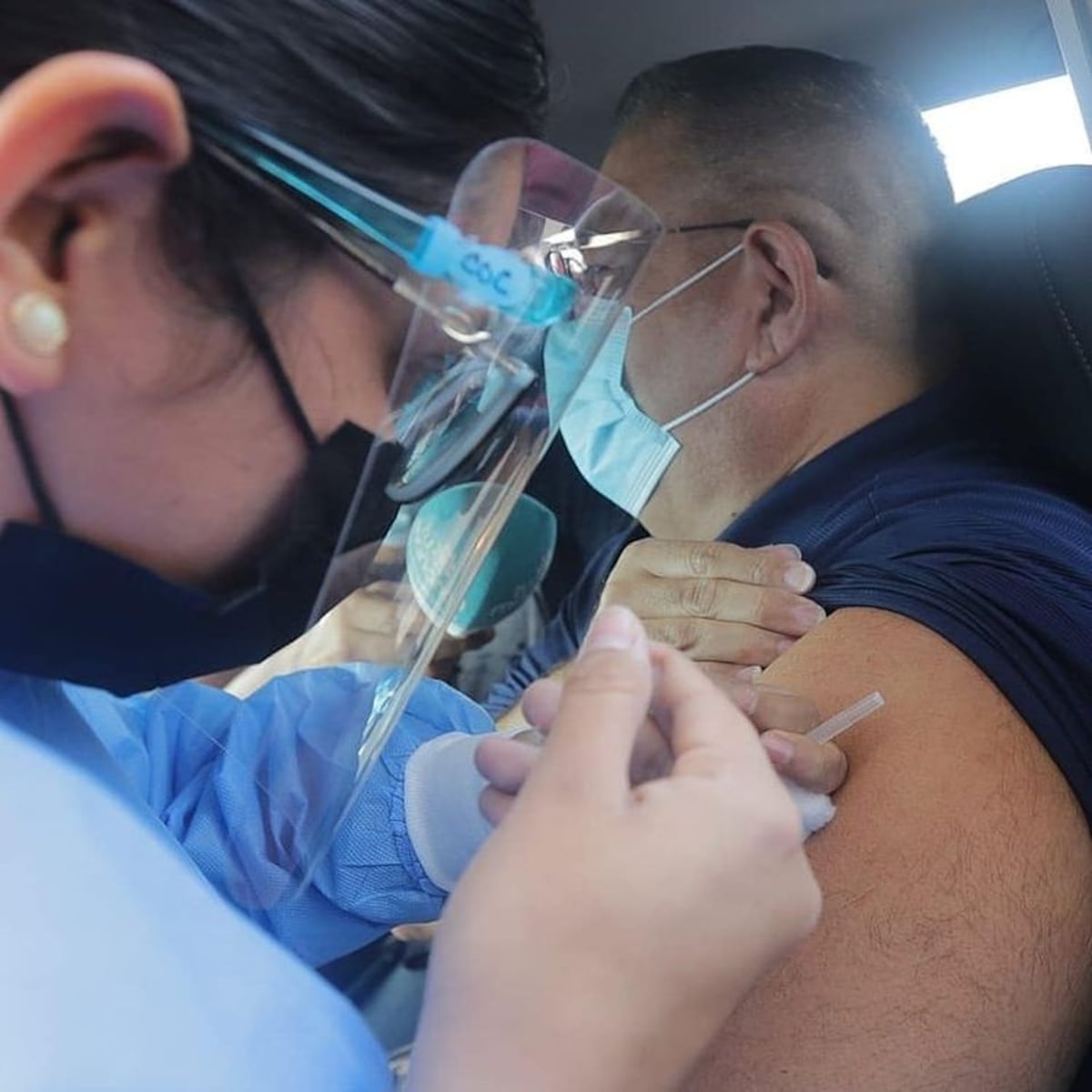 Presentadores de Tu Mañana se vacunaron con AstraZeneca contra la covid-19. Revelaron cuál fue su efecto secundario