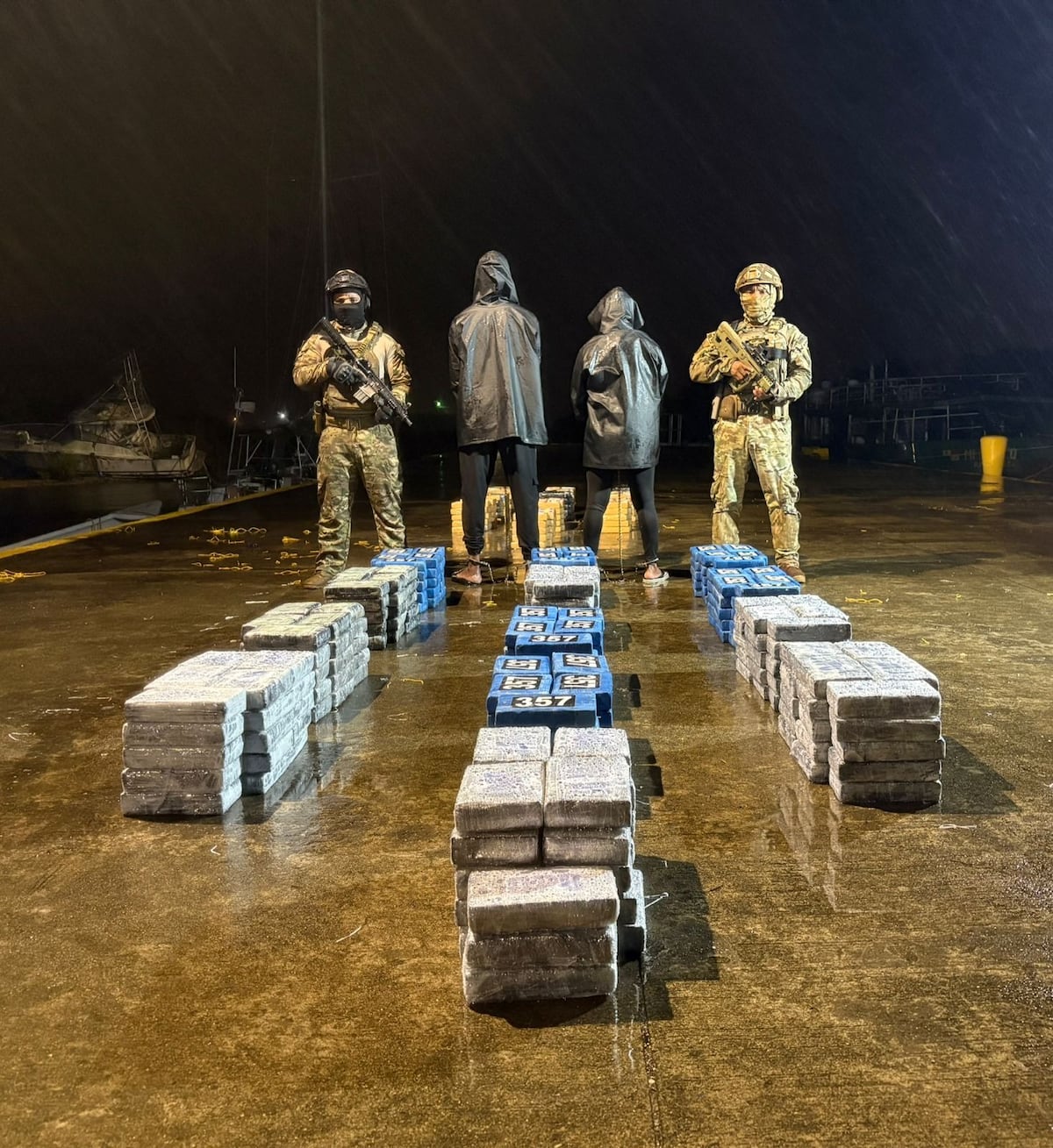 Aeronaval incauta 573 paquetes de presunta droga y aprehende a cuatro personas en Guna Yala