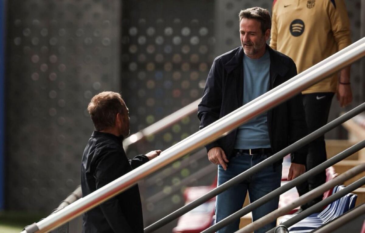 Thomas Christiansen aparece en entrenamiento del Barça y conversa con Hansi Flick