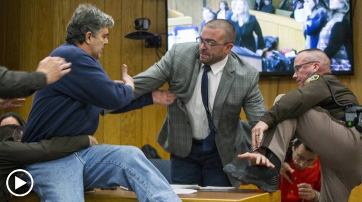 ¡NO AGUANTÓ! El padre de tres víctimas de Larry Nassar se abalanza sobre él 
