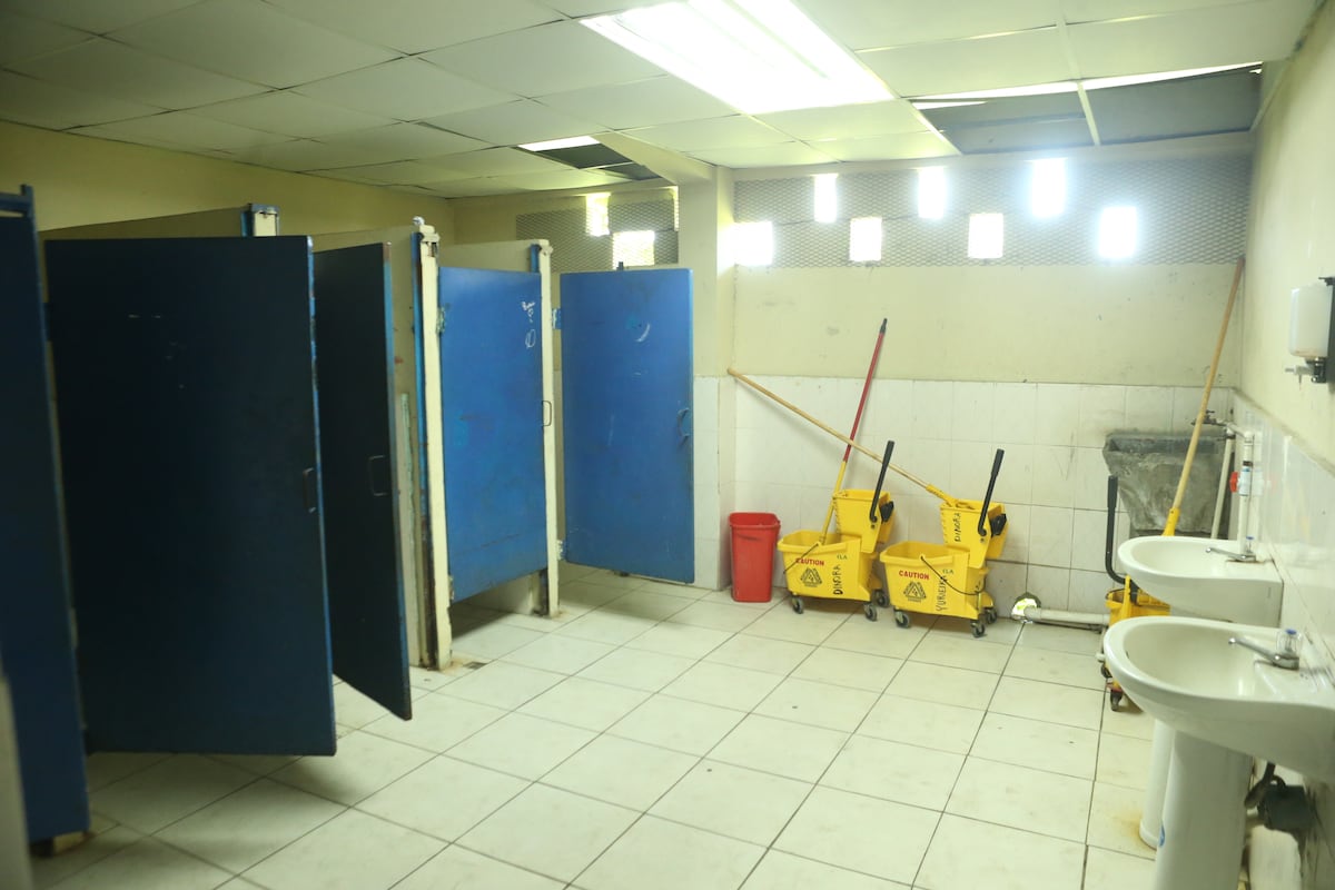 ¡Sórdido encuentro! Hombres protagonizan escena sexual en baño público 