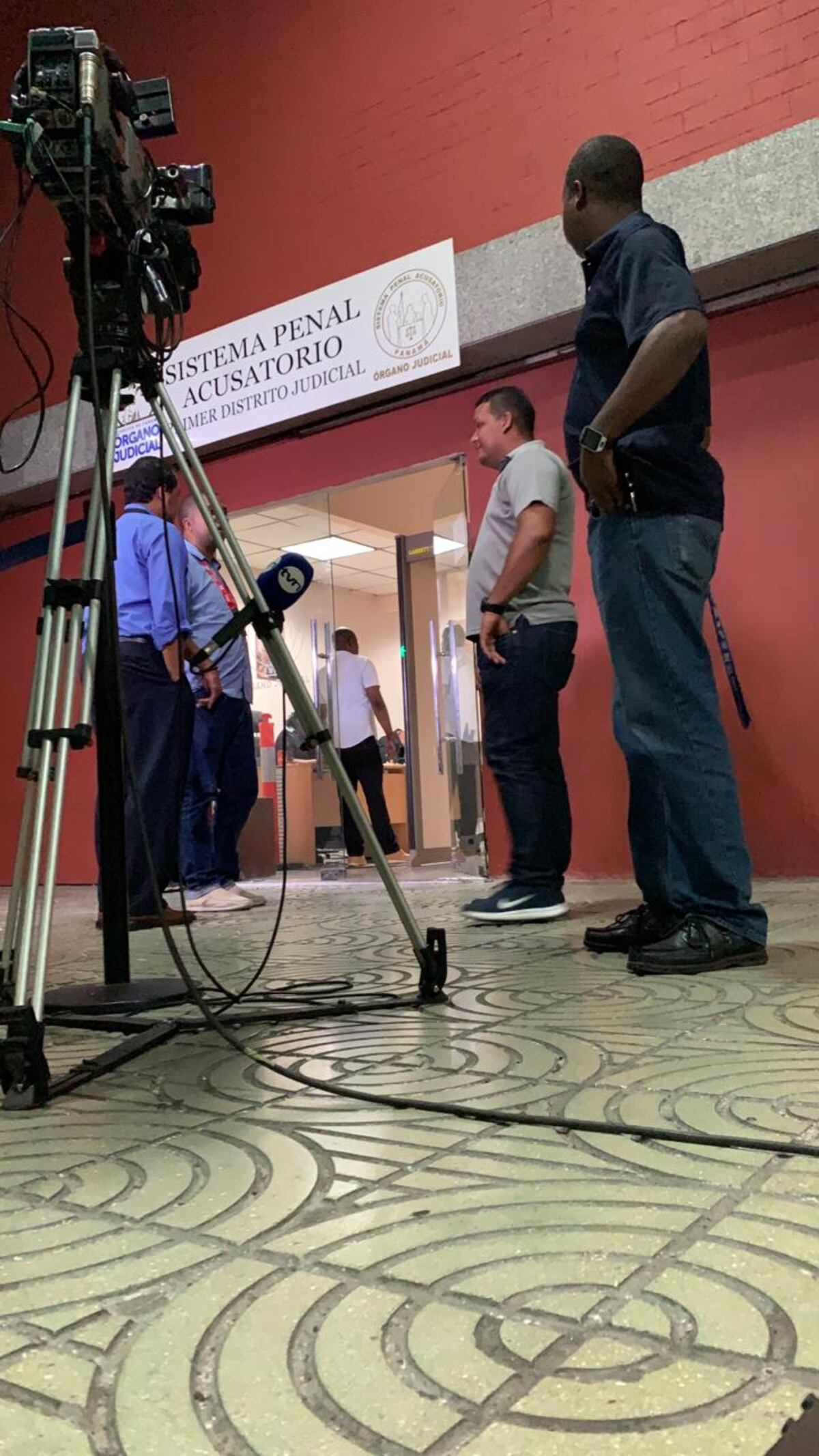 En vilo. De madrugada siguen debatiendo si dejar salir o no a Martinelli de prisión