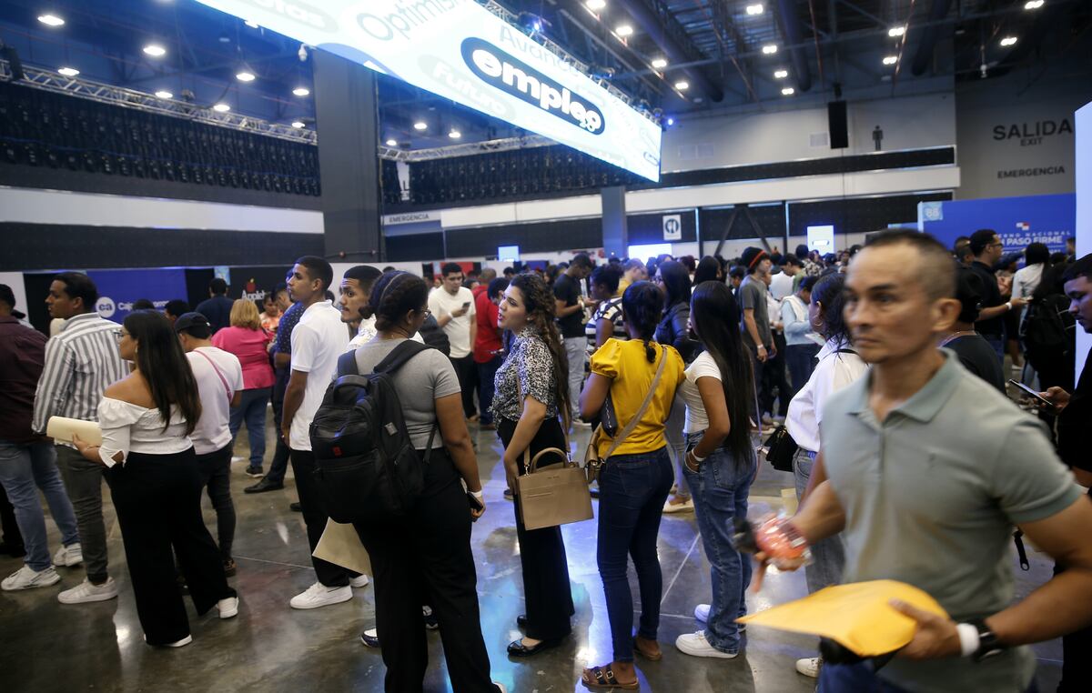 Largas filas de esperanza y 6 mil plazas sobre la mesa: Más de 27 mil buscaron trabajo en la Feria Empleo 2.0