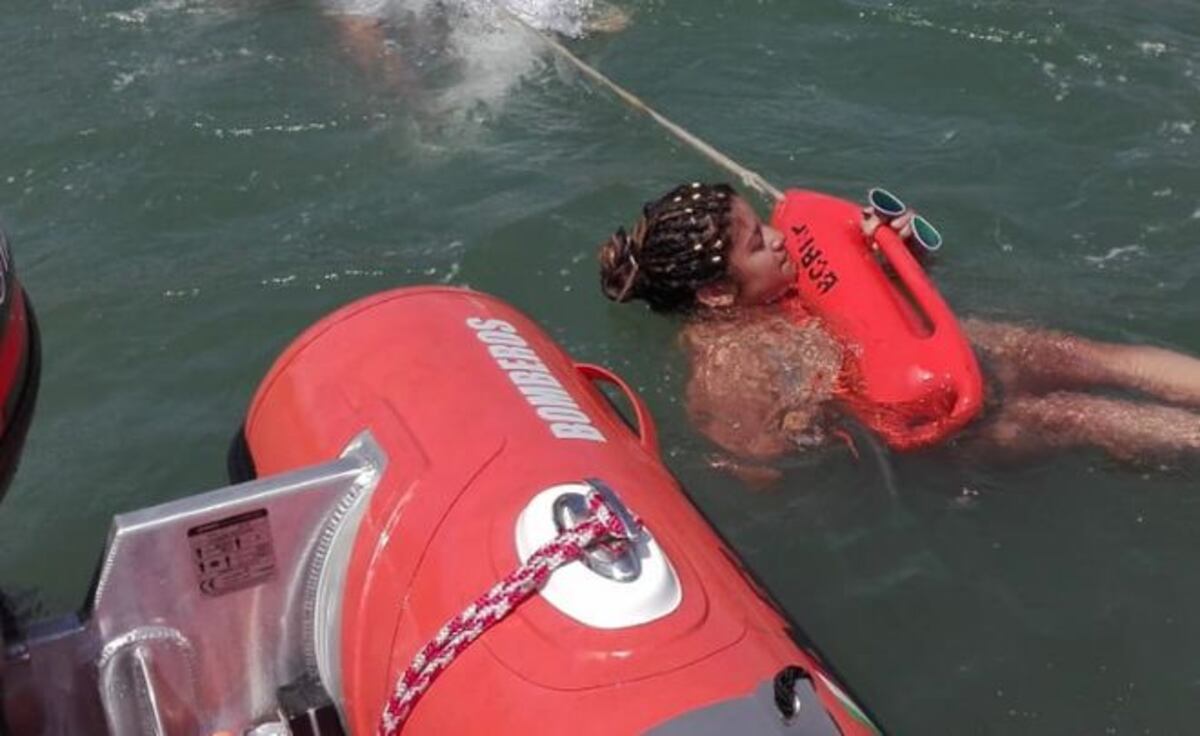 Rescatan a mujer atrapada en rompeolas en San Carlos  