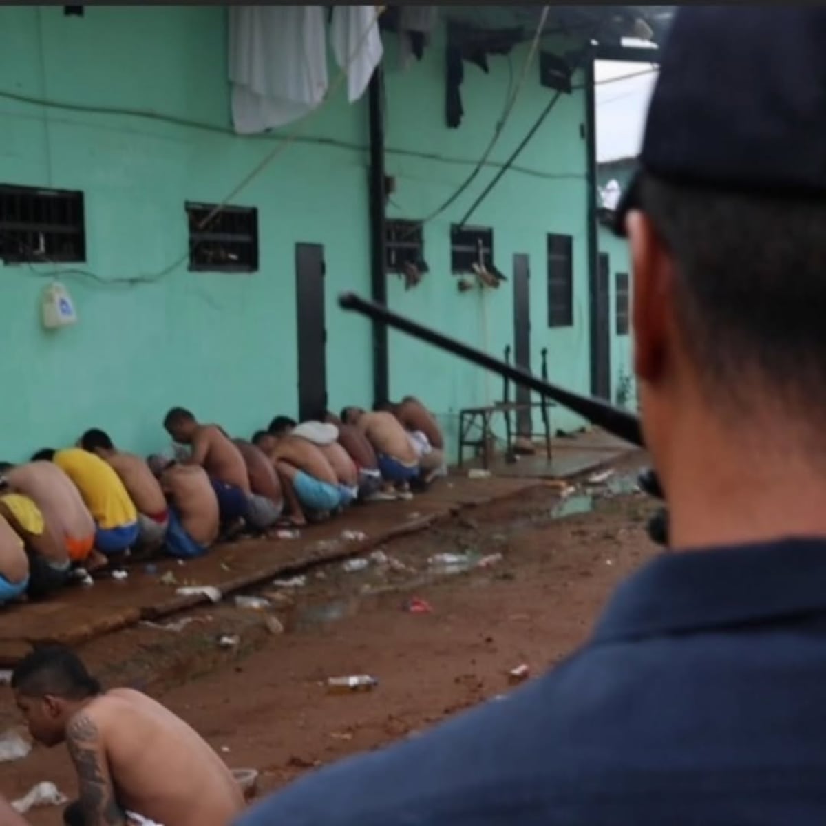 Al estilo Bukele: ‘No vamos a negociar con ustedes’. Imágenes de La Joyita impactan: reos en fila, en el suelo, sin suéter y sometidos durante operativo de seguridad +Video