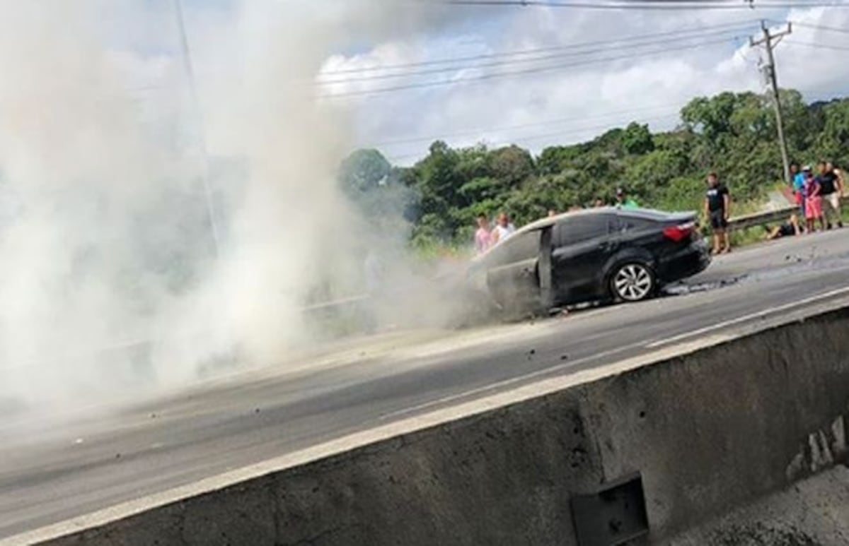 ¡EN LLAMAS! Auto sedán se incendia en Autopista Arraiján y causa caos |VIDEOS