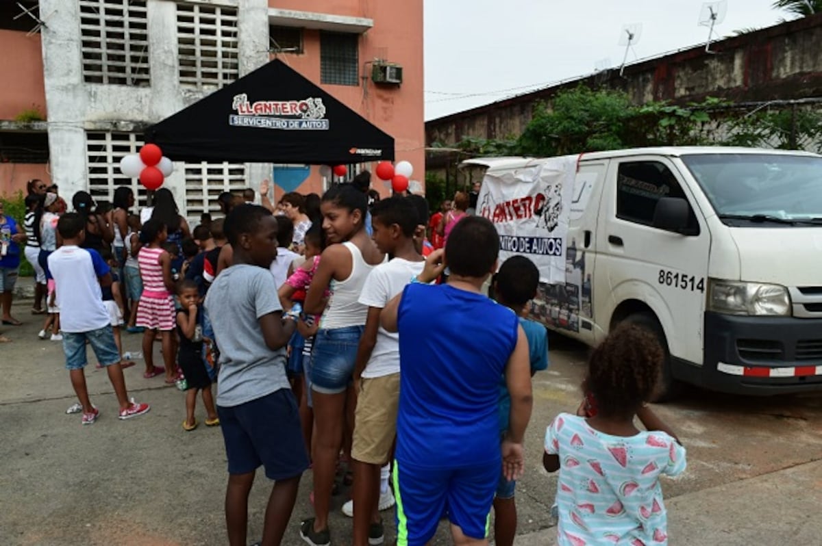 José Luis Rodríguez llena de balones de fútbol a los niños de El Chorrillo