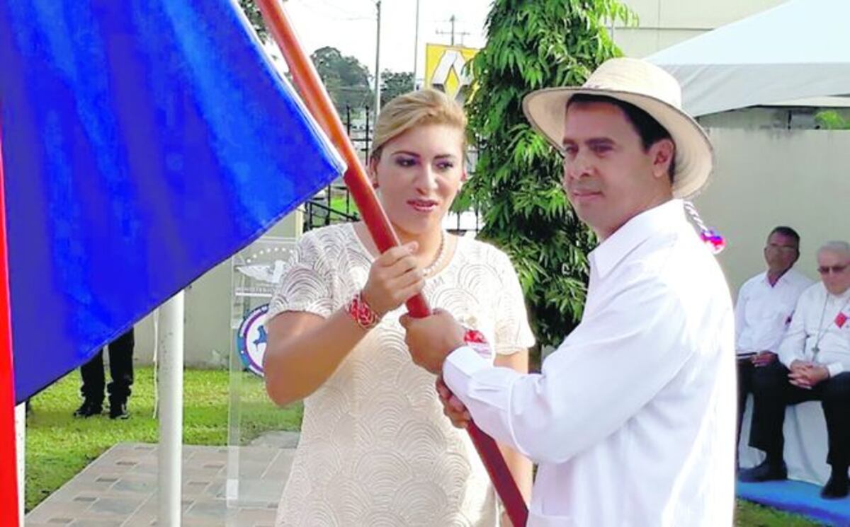 En plena celebración Hugo Méndez anunció que dejará gobernación de David 