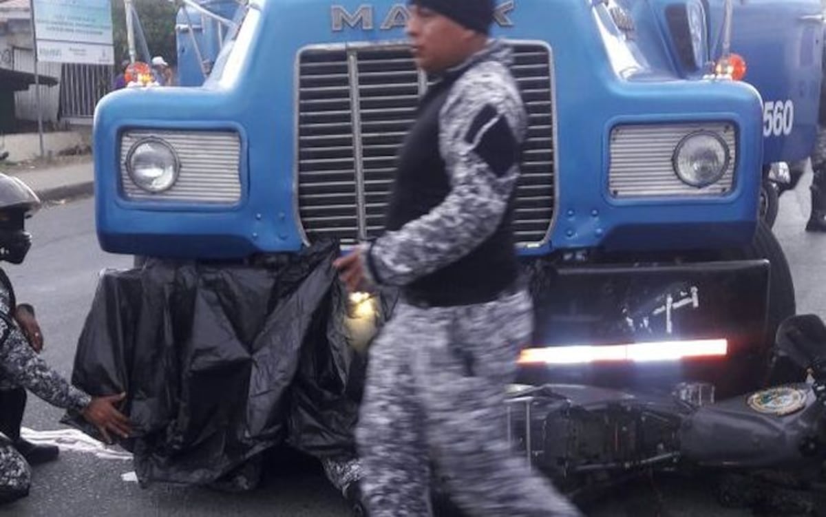 Lince mujer de la policía muere aplastada por un camión al caer de la moto