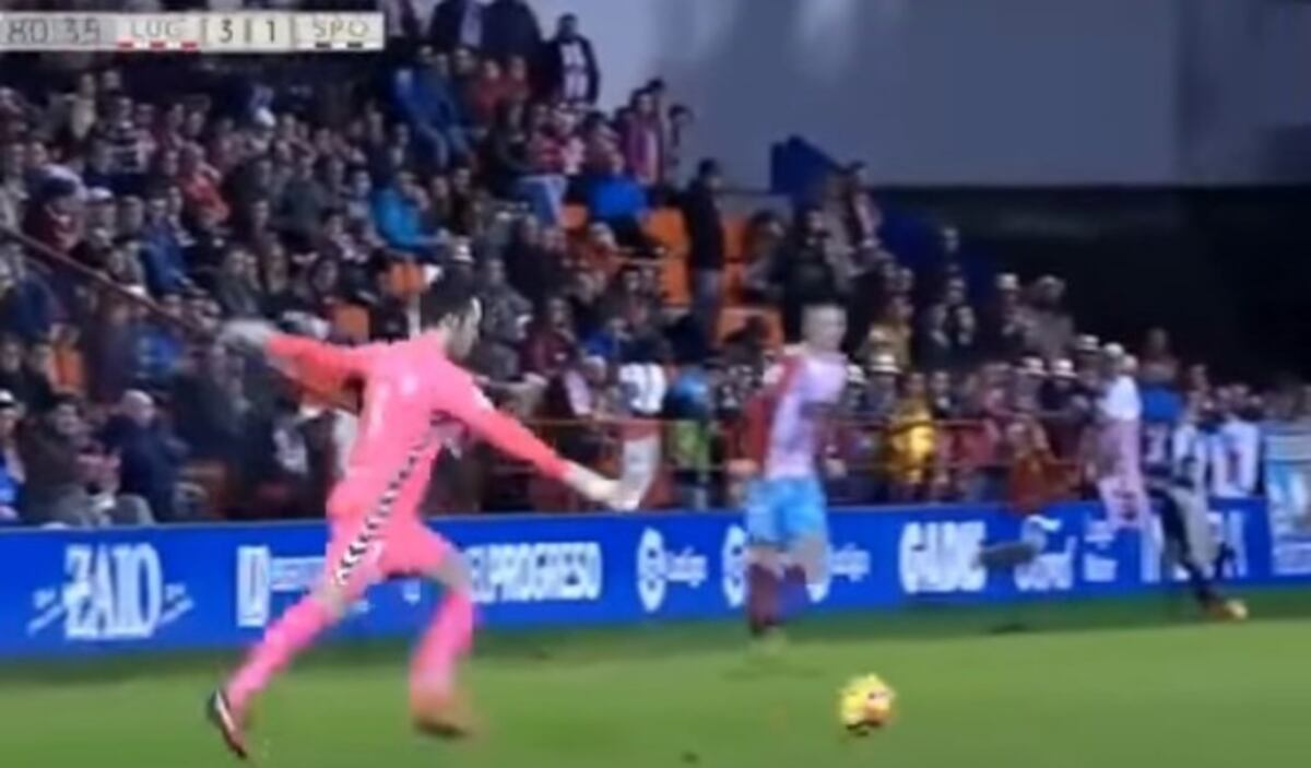 ¡INCREÍBLE! Chequea el golazo de 70 metros de distancia que anotó un portero