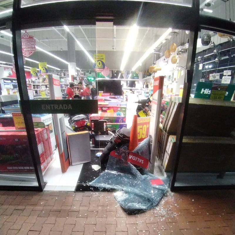 Entraron a la fuerza a tienda de ropa en La Doña y huyeron en un Picanto +VIDEO