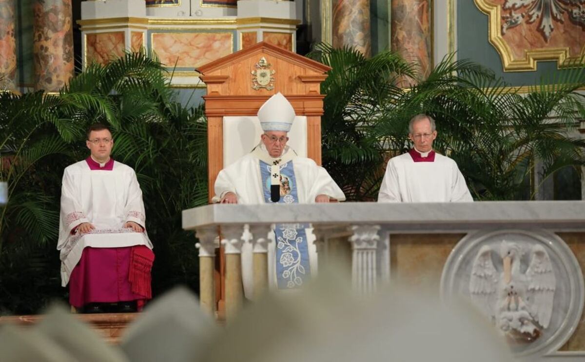 Ebanista está 'orgulloso' porque el papa Francisco estreno su obra