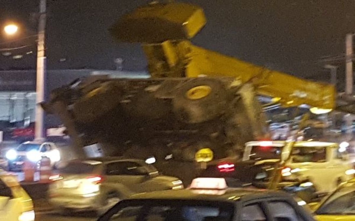 ¡SANTO! Se voltea grúa en los trabajos del metro frente a Cerro Viento (VIDEO)