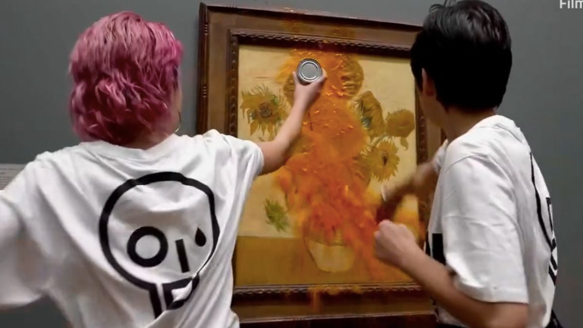 Condenan a dos años de prisión a activistas que tiraron sopa a un cuadro de Van Gogh