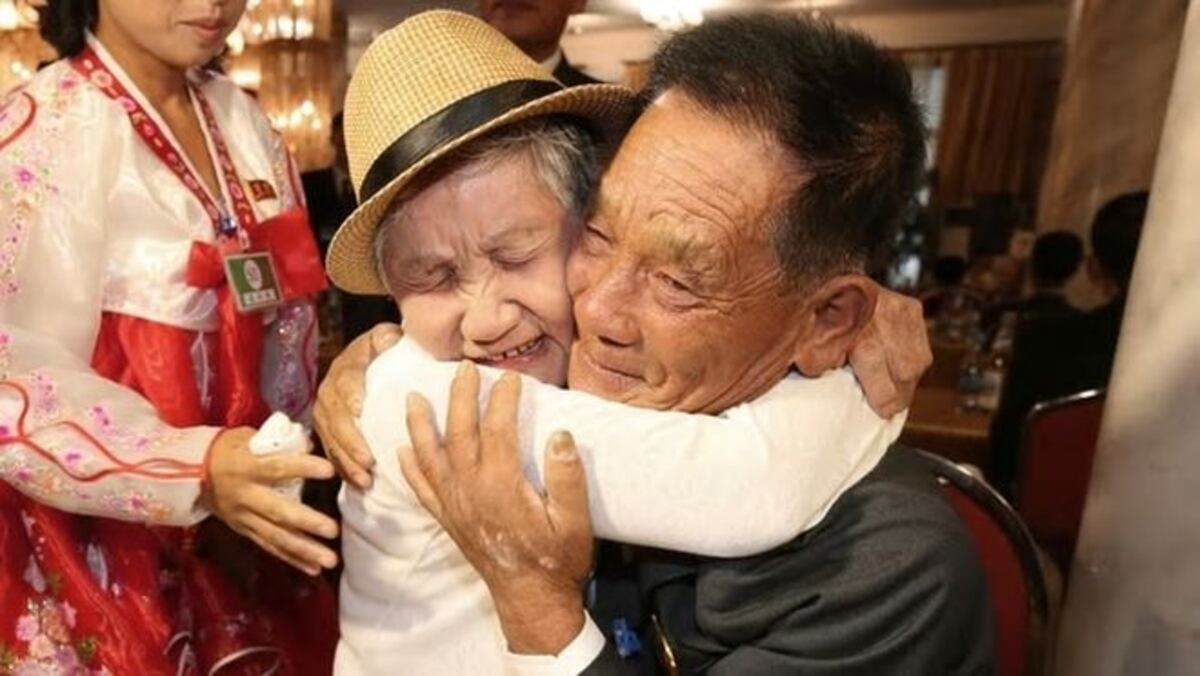 El emotivo reencuentro de una madre surcoreana con su hijo en Corea del Norte 