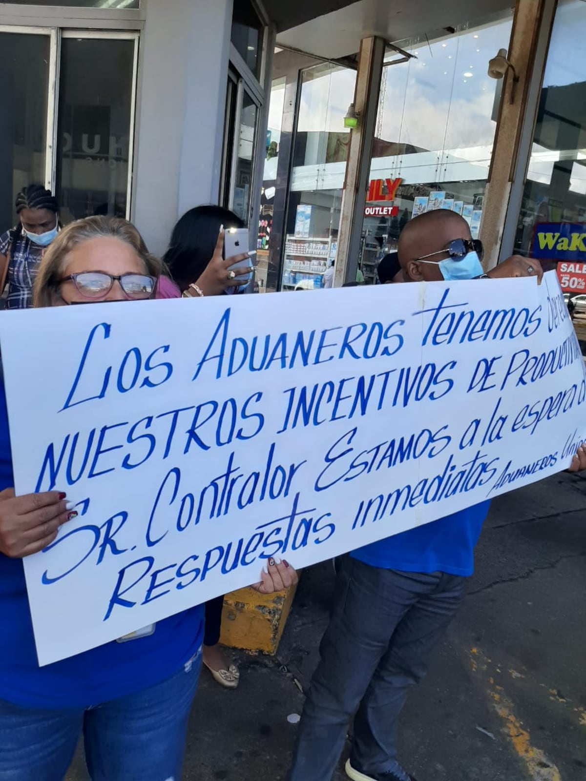 Funcionarios de Aduanas inician huelga de brazos caídos