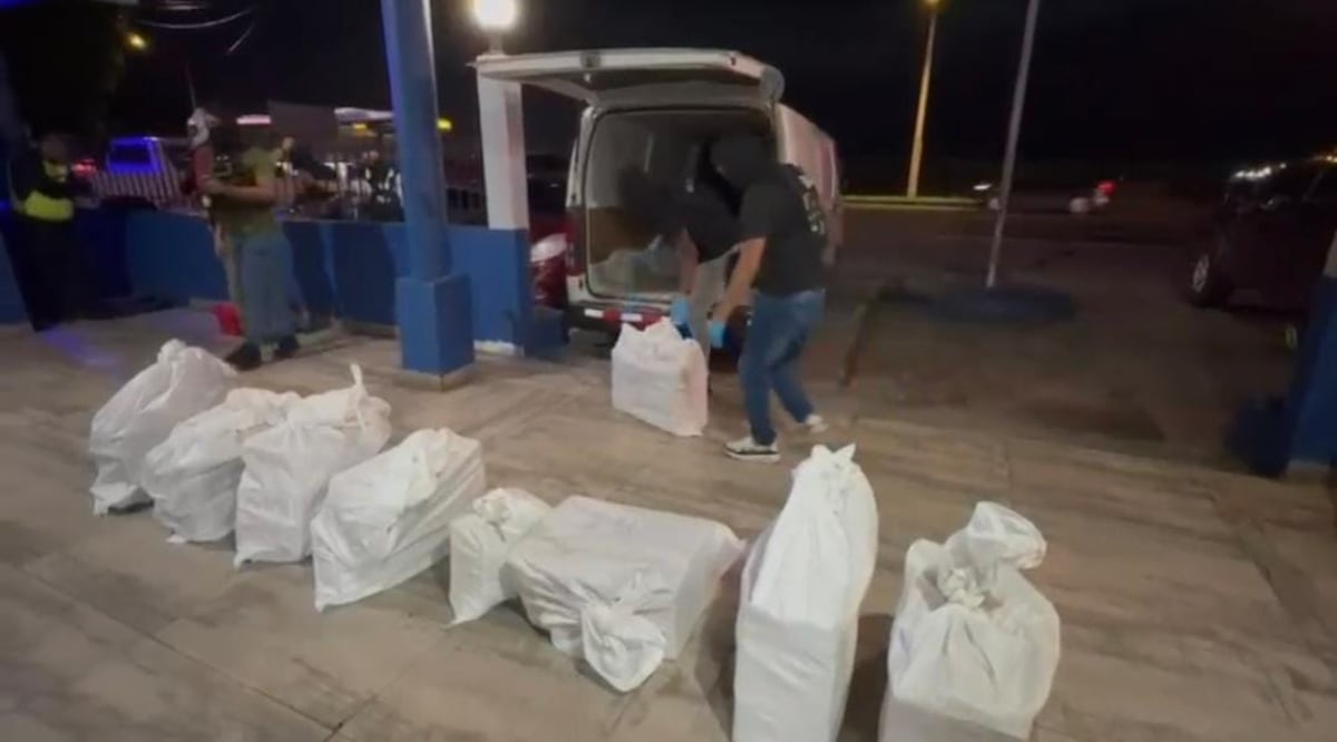 VIDEO | Lo pararon por Panapass, huyó y tras la persecución le hallaron 400 paquetes de presunta cocaína en su auto