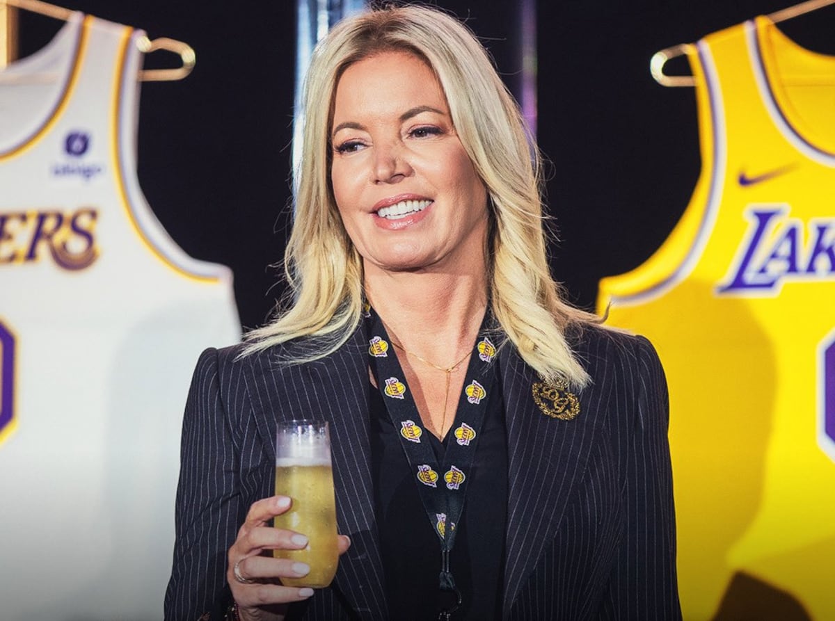 Lakers se venden por 10 mil millones y rompen récord histórico