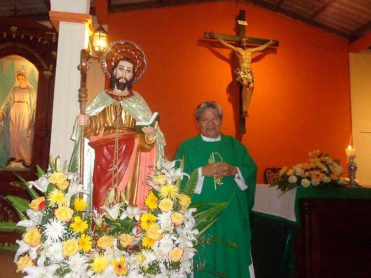 Arrojan ácido a un cura mientras hacía una confesión