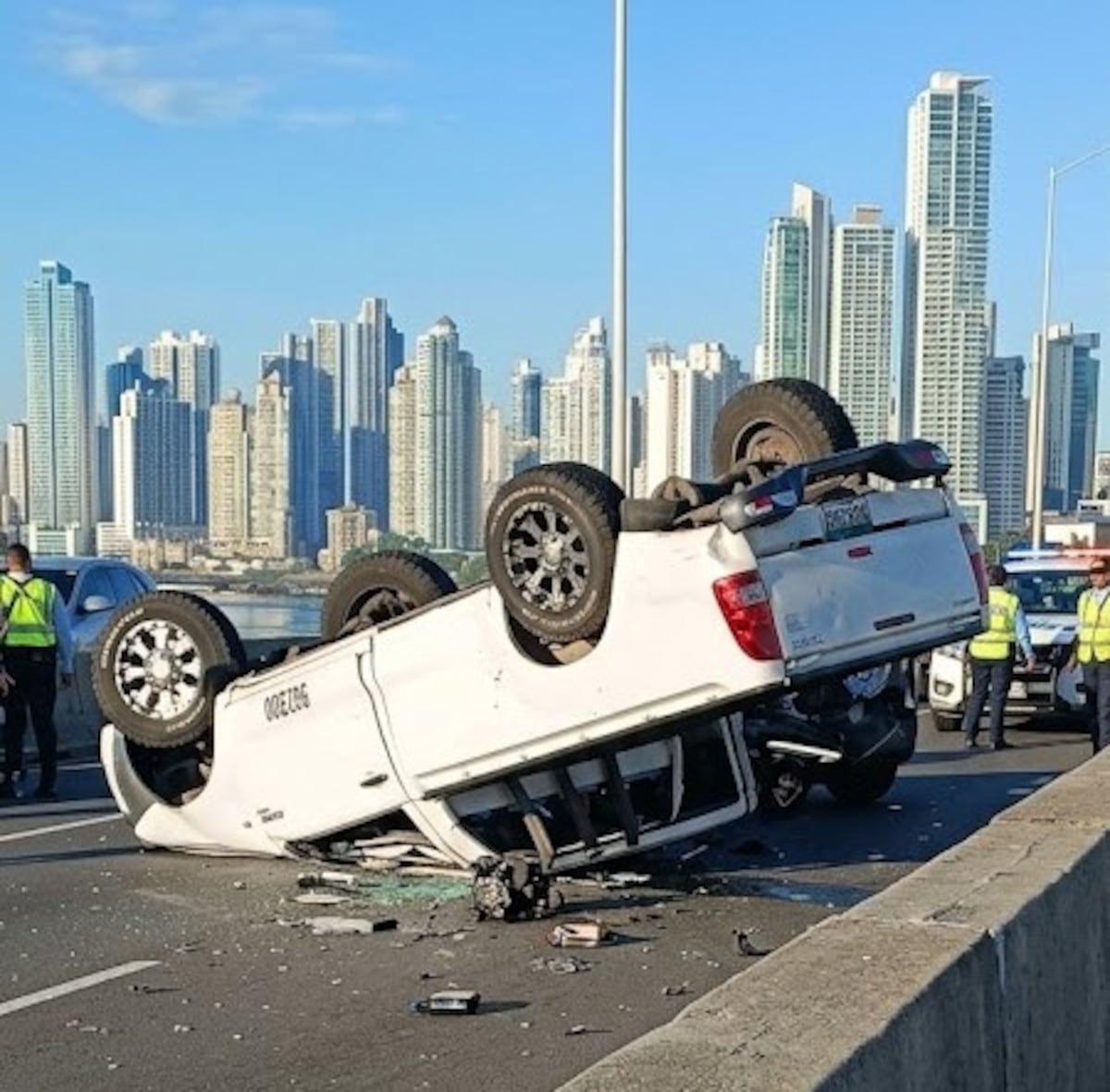 Dos autos volcados: Accidente múltiple provocó tremendo tranque en el Corredor Sur y retrasos en rutas de MiBus