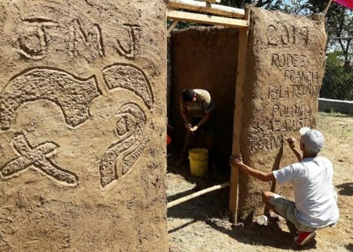 Peregrinos se divierten en junta de embarra.Chequee cómo quedó. Video