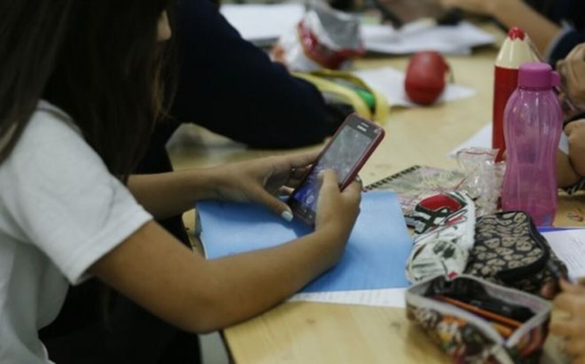 Aprueban ley para ampliar prohibición de celulares en escuelas