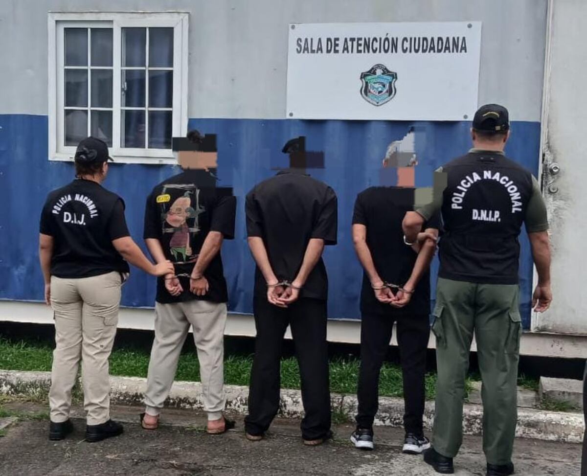 Rayos X los dejaron al desnudo: hallan 43 mil dólares en partes íntimas de pasajeros